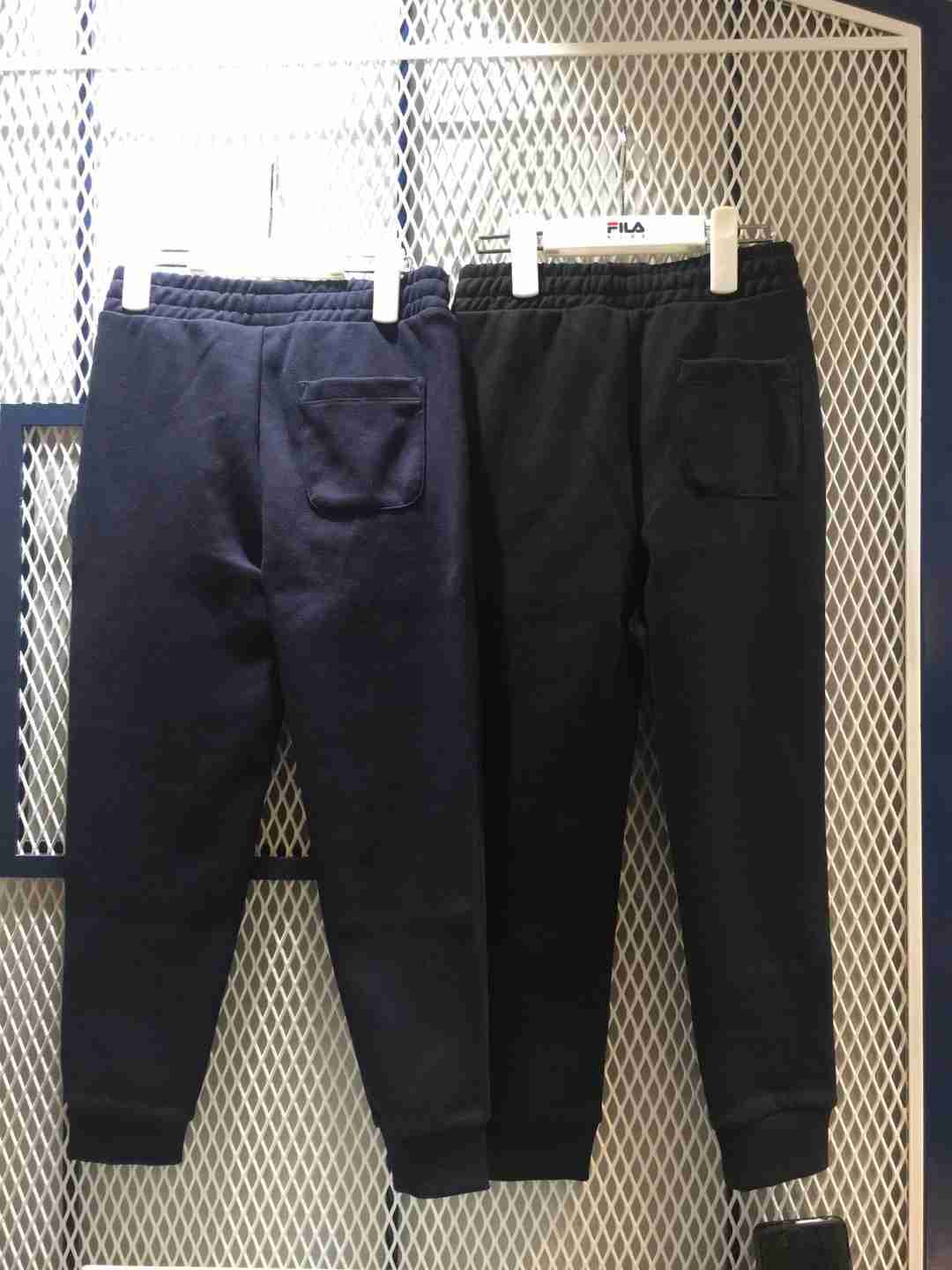 FILA童装 21年款 运动裤 潮流童装超级洋气的一款 做工复杂的一款，显运动气质，反射超前未来感，极致炫酷，分外惹眼 32 美金 黑色 藏蓝色